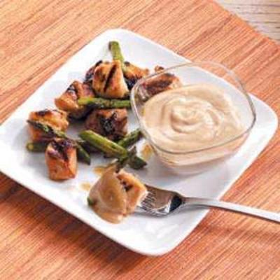 brochettes de poulet grillé et asperges au sésame