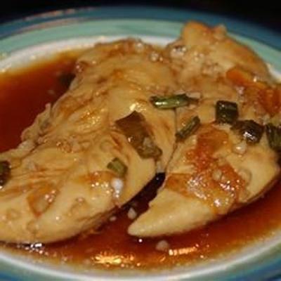 Teriyaki de poulet sur une plaque de cuisson, sauce à l'orange, au gingembre et à l'ail