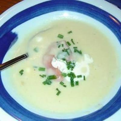 soupe de pommes de terre avec des rosettes de gravlax