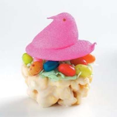 jette un coup d'oeil dans un nid