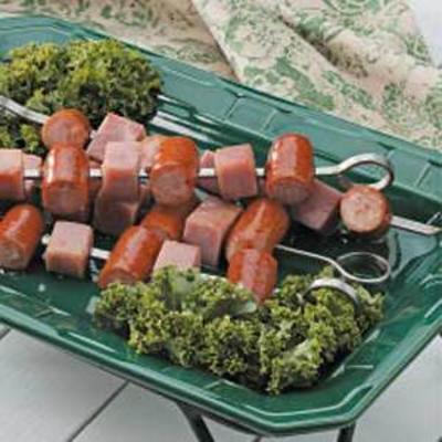 brochettes de jambon et saucisses