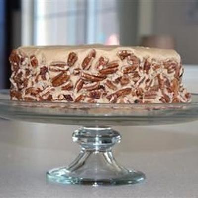 gâteau au caramel avec glaçage au caramel et aux noix