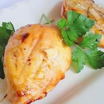 poitrines de poulet faciles à saumurer avec glaçage sicilien et panzanella à la puttanesca