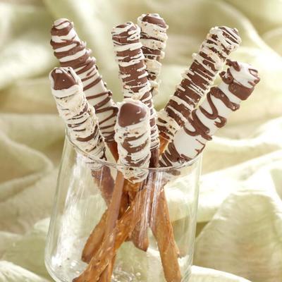 bâtonnets de bretzel au micro-ondes caramel