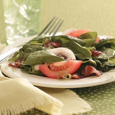 salade de champignons aux épinards avec vinaigrette au lard