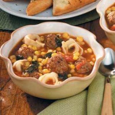 Soupe de boulettes de viande et tortellinis aux trois fromages