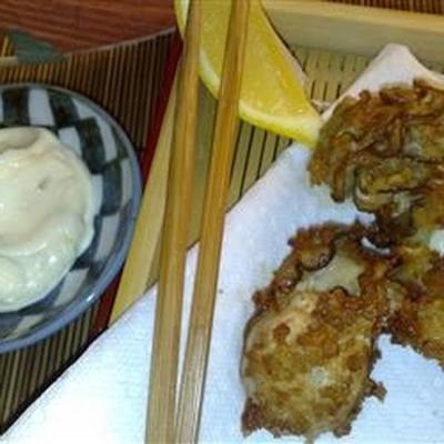 Huîtres frites japonaises de la merveille (kaki fuh-rai) avec sauce tartare citronnée
