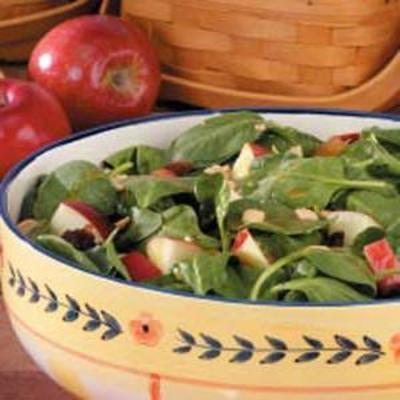 salade d'épinards aux pommes et aux arachides