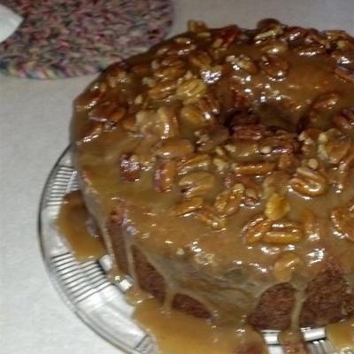 gâteau aux pommes et aux raisins secs de Jim's avec glaçage praliné