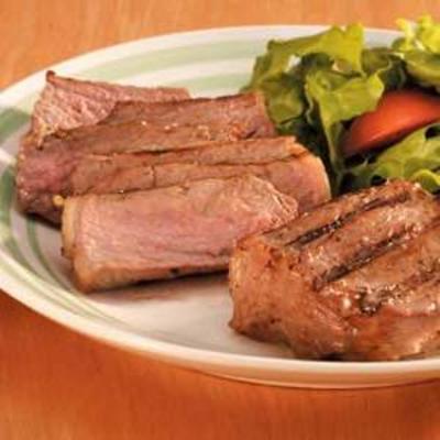 entrecôte de bifteck de New York mariné avec pommes de terre salsa