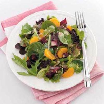 salade de betteraves rôties et de légumes verts
