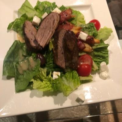 salade de bifteck noirci avec vinaigrette aux baies