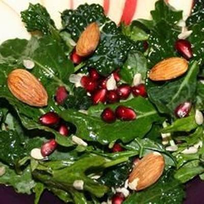 salade de chou frisé avec grenade, graines de tournesol et amandes tranchées