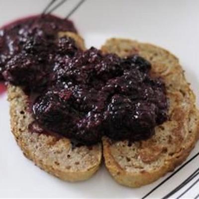 pain doré entier avec compote de mûres