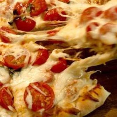 pizza aux tomates fraîches et au basilic