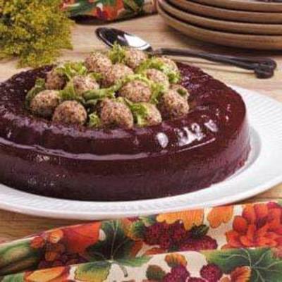 anneau de gélatine avec des boules de fromage à la crème