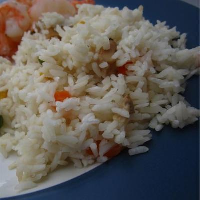 riz pilaf aux légumes dans le cuiseur à riz