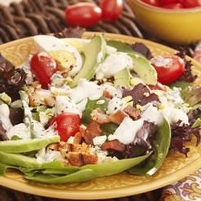 salade de poulet grillé, tomates et légumes verts au fromage bleu