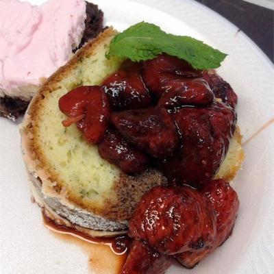 gâteau au basilic avec fraises balsamiques