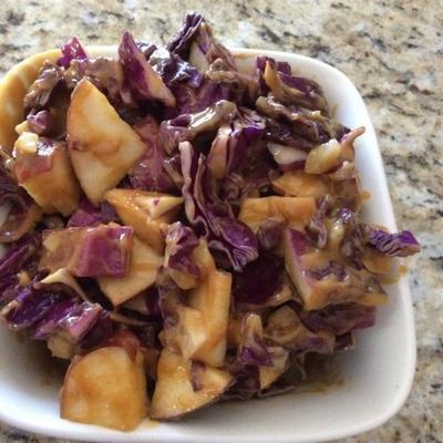 salade de pomme pourpre avec vinaigrette au beurre d'arachide