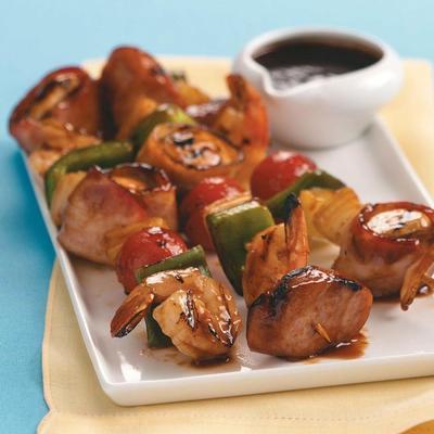 brochettes de crevettes saucisses