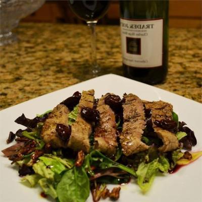 steak au poivre grillé et salade de pacanes caramélisées avec vinaigrette de cerise et de cabernet