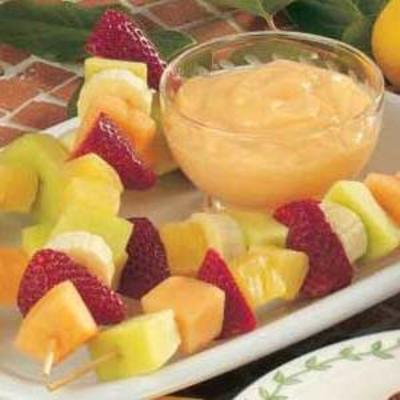 brochettes de fruits avec trempette d'agrumes