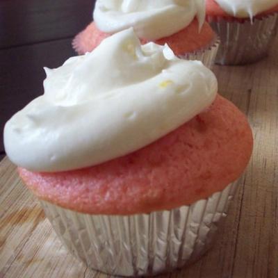 cupcakes à la fraise avec zeste de citron glaçage au fromage à la crème