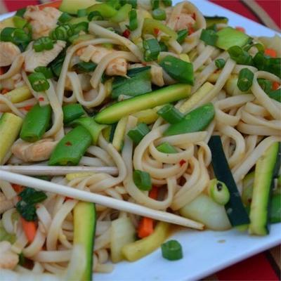 chow mein avec du poulet et des légumes