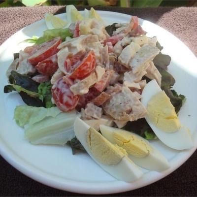 salade tiède de poulet, bacon et œufs avec vinaigrette à la mayonnaise