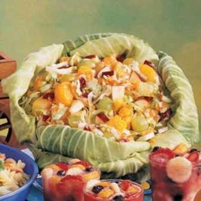 salade de fruits dans un bol de chou