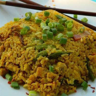 riz frit thai à l'ananas et au poulet