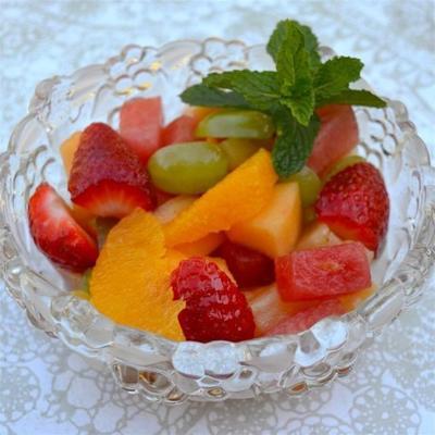 salade de fruits frais avec vinaigrette au miel et à la lime