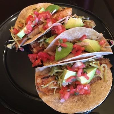 Tacos de poisson en bonne santé avec salsa à la mangue