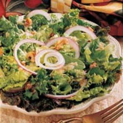salade verte avec vinaigrette à l'oignon
