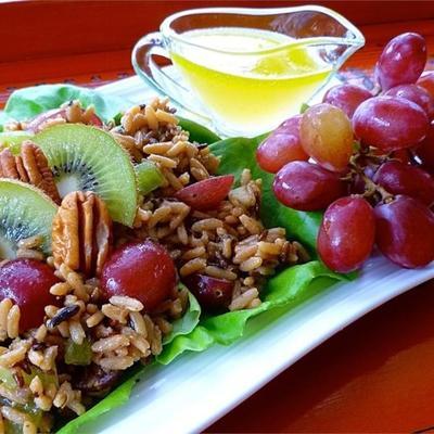salade de riz sauvage aux noix avec kiwi et raisins rouges