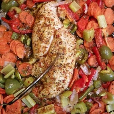 poitrines de poulet au four et légumes