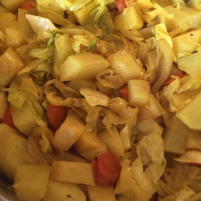 chou éthiopien et plat de pommes de terre (atkilt)