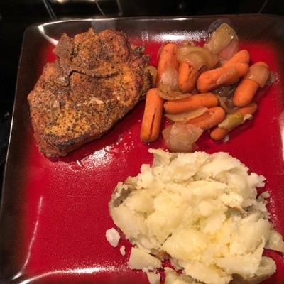 côtelettes de porc avec os, pommes de terre au four et carottes