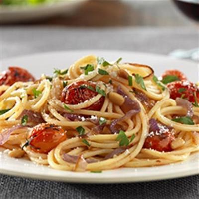 spaghetti sans gluten avec oignons rouges caramélisés, tomates cerises, pignons de pin et fromage pecorino