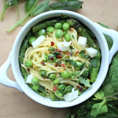 pâtes et herbes fraîches et légères