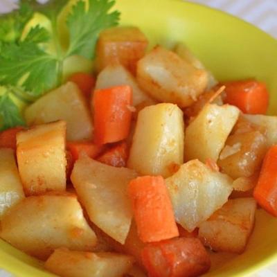 pommes de terre et carottes au feu de camp