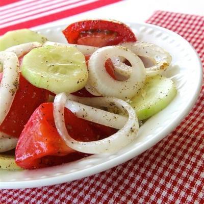 salade de concombre, d'oignon et de tomate marinée