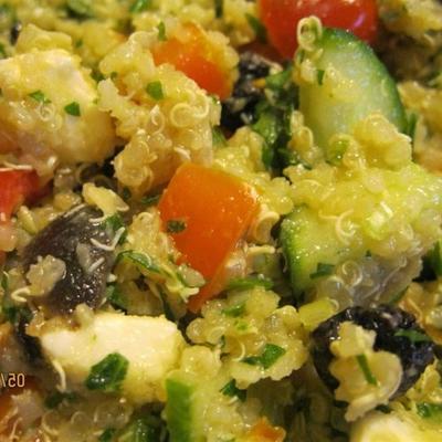 salade de quinoa aux légumes, aux amandes et aux raisins