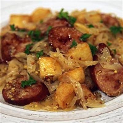 saucisses fumées avec pommes de terre, choucroute et ale