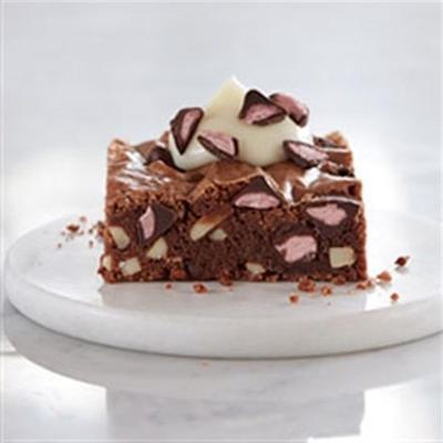brownies au chocolat et aux amandes avec DeliciousFulls ™ fourré à la cerise