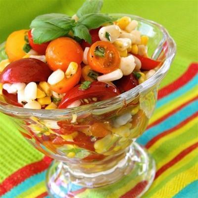 salade de tomates, basilic et maïs avec vinaigrette au cidre de pomme