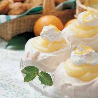 crème au citron dans des tasses à meringue