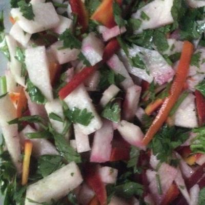 salade de jicama avec vinaigrette gingembre, citron vert