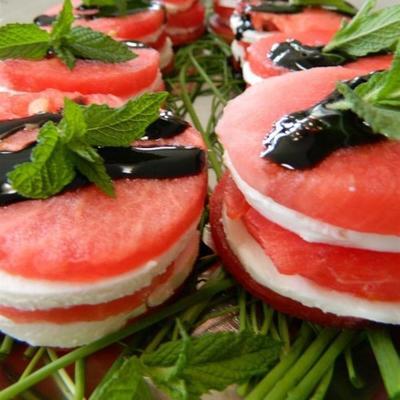 pile de salade de pastèque au fromage de chèvre aux crevettes